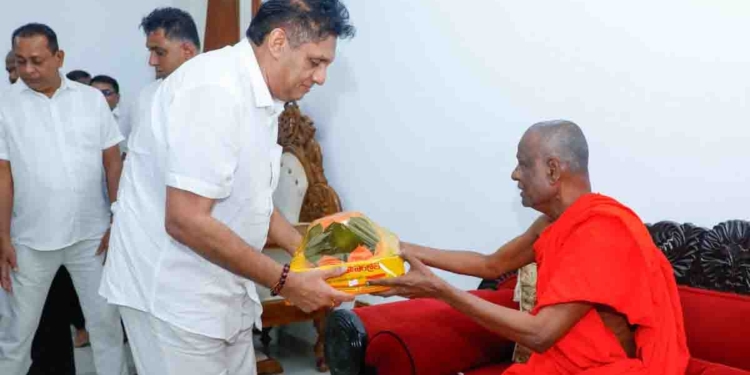 ගොවි ප්රශ්න ගැන හොයන්න අනුරපුරේ ගිය සජිත් ශ්රී මහා බෝධීන් වහන්සේයි රුවන්වැලි සෑයයි වන්දනාමාන කරගනී! නායක හාමුදුරවොත් බැහැදකී! PHOTOS I Sri Lanka Latest News