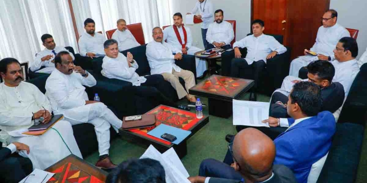 පාර්ලිමේන්තුව ඇතුළේ දැවැන්ත සන්ධානයක්! විපක්ෂනායක සජිත්ගේ කැඳවීමට උතුර-දකුණ සියලුම පක්ෂ නායකවරු එක මේසයකට එයි! VIDEO & PHOTOS I Sri Lanka Latest News
