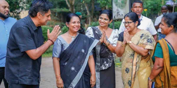 ආණ්ඩුවේ මැතිඇමැතිවරු නෝන්ඩියට වගේ ඇහුවානෙ කෝ සජිත් ඉස්කෝලවලට දුන්න සුහුරු පන්ති කාමර දැන් නැවතිලාද කියලා! මෙන්න වැඩේ..! මේ රටේ දරුවො වෙනුවෙන් මම ආයෙත් සුහුරු පන්ති කාමර දෙන වැඩේ පටන් ගන්නවා! හැබැයි ඡන්දෙන් පස්සේ! දැන් බලමු කොහොමද ආණ්ඩුව සජිත්ව නවත්වන්නේ කියලා! VIDEO & PHOTOS I Sri Lanka Latest News