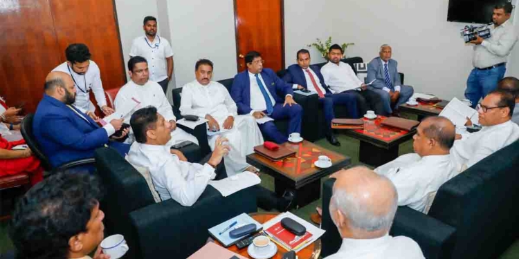 පාර්ලිමේන්තුවේ කිසි කලෙක නොවෙච්ච දෙයක්! අනුර අයවැය ගේන්න කලින් සජිත් මුලු විපක්ෂයම එකතු කරගෙන සටනට ලෑස්ති වෙයි! අයවැය විවාදය ආණ්ඩුවට ලේසිවෙන්නෙ නෑ වගේ! VIDEO & PHOTOS I Sri Lanka Latest News