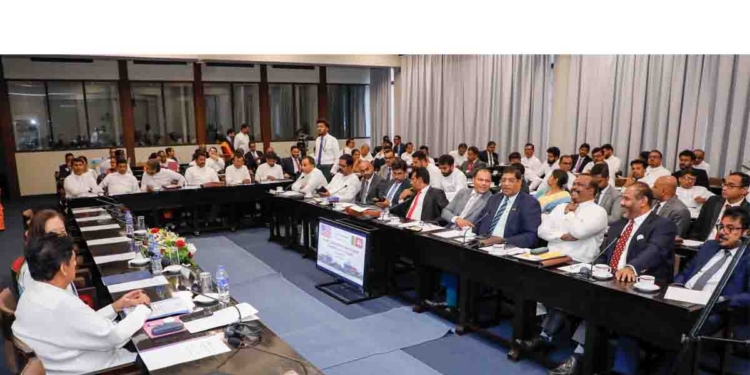 අමෙරිකානු තානාපතිනි ජුලී චන්ග් එක්ක සජිත් හදිසියේම පාර්ලිමේන්තු මන්ත්‍රීවරුන් හමුවුණේ ඇයි? PHOTOS I Sri Lanka Latest News