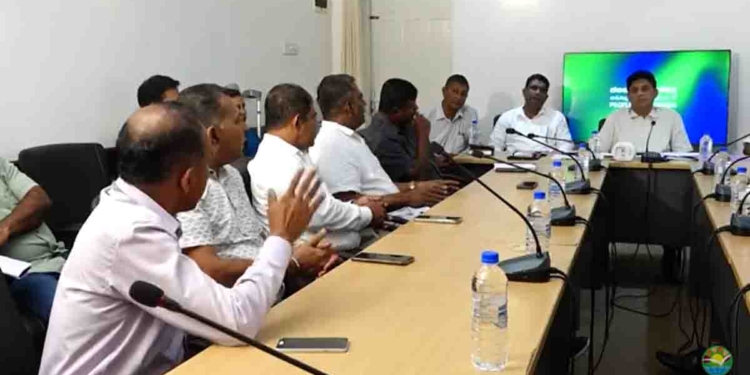 රේගුවෙන් පරීක්ෂා නොකර එළියට දාපු බහාලුම් 323 ඇතුළේ තිබ්බේ ආයුධද-රත්තරන්ද-මත්ද්‍රව්‍යද-බාලබෙහෙත්ද? කවුද මේවා නිදහස් කරන්න නියෝග දුන්නේ? විපක්ෂනායක සජිත් සටන අතට ගනී! වරායේ වෘත්තීය සමිති නියෝජිතයන් හමුවෙයි! VIDEO I Sri Lanka Latest News‍