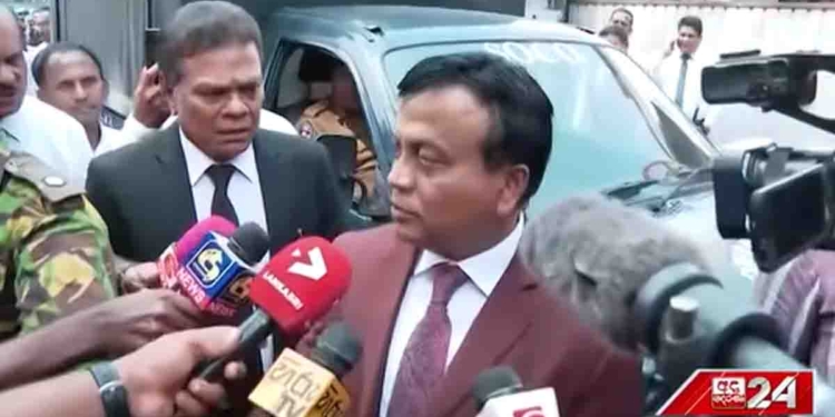 උසාවිය ඇතුළේ මිනිස්සු මරනවා! ජාතික ආරක්ෂාව අනතුරේද? ඇමැති උත්තර නොදෙයි! මෙහෙමද ජාතික ආරක්ෂාව තහවුරු කරන්නේ? උත්තර නොදී ඇමැති හැරිලා යයි! VIDEO I Sri Lanka Latest News