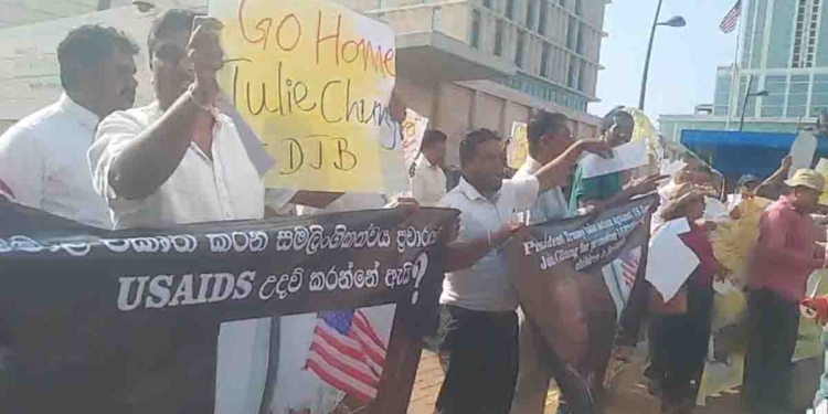 සමලිංගිකත්ව ප්‍රවර්ධනය ඇතුලු ලංකාව ඇතුළේ වැඩ ගොඩකට සල්ලි දීපු USAID එකට එරෙහිව මෙරට අමෙරිකානු තානාපති කාර්යාලය ඉදිරිපිට විරෝධතාවක්! LIVE VIDEO I Sri Lanka Latest News