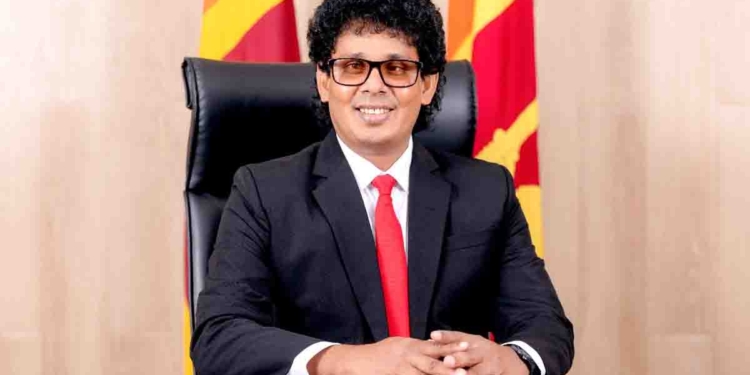 වී මිල මදි කියන්නේ දේශපාලන ගොවියෝ! අපි දීපු මිල තමයි හොඳම මිල කියලා තව ටික දවසකින් ගොවීන්ම කියනවා ෂුවර්! ගොවියො ඉන්නෙ 23%යි.! 77%ක් ඉන්නේ සාමාන්‍ය ජනතාව! ඒ ජනතාවට හාල් ටික අපි අඩුවට දෙන්න ඕන! ඇමැති වසන්ත දැන් ගොවියන්ට කියන කතාව! VIDEO I Sri Lanka Latest News