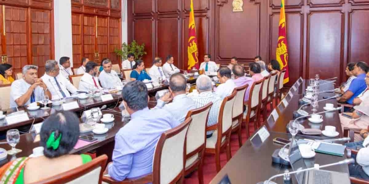 සෞඛ්ය ලොක්කෝ ජනාධිපති ලේකම් කාර්යාලයේ ලොකු සාකච්ඡාවක! PHOTOS I Sri Lanka Latest News