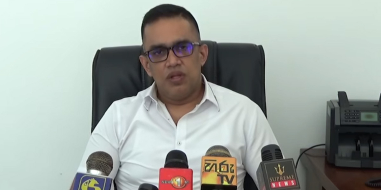 ආවා.. ආවා.. ආවා.. පළමු වාහන නැව ලංකාවට ඕන්න ආවා… ගානත් අඩුවෙලාලු! බ්‍රෑන්ඩ් නිව් වැගන් ආර් එකක් ලක්ෂ 60ට වගේ ගත්තැහැකිලු! VIDEO I Sri Lanka Latest News
