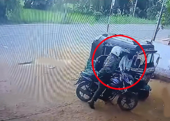 මේ පොලිස් නිලධාරියා ආපු ගමන් ත්‍රීවීල් එකේ හිටපු මව්ලවිතුමාට කනට ගහගෙන ගහගෙන යන්නේ ඇයි? VIDEO I Sri Lanka Latest News