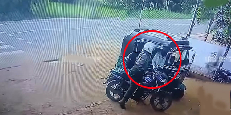 මේ පොලිස් නිලධාරියා ආපු ගමන් ත්‍රීවීල් එකේ හිටපු මව්ලවිතුමාට කනට ගහගෙන ගහගෙන යන්නේ ඇයි? VIDEO I Sri Lanka Latest News