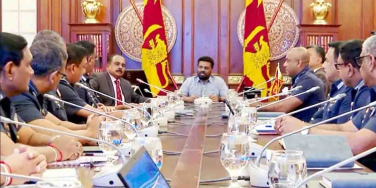 පෙරේදා යුද හමුදාව! ඊයේ නාවික හමුදාව! අද ගුවන් හමුදාව! අනුර දවස් තුනට ත්රිවිධ හමුදාවේම උසස් නිලධාරීන් ජනාධිපති ලේකම් කාර්යාලයට ගෙන්නුවේ ඇයි? මොනවද කතා කළේ? I Sri Lanka Latest News