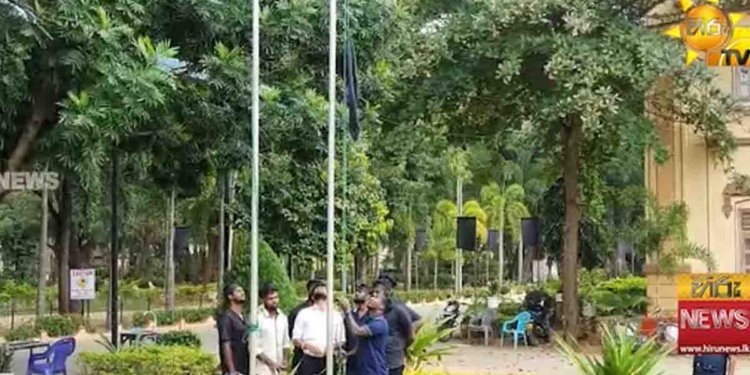 77 වන නිදහසට දකුණේ ජාතික කොඩි ඉස්සෙද්දී උතුරේ යාපන සරසවියේ කළු කොඩි ඉස්සෙයි! VIDEO I Sri Lanka Latest News