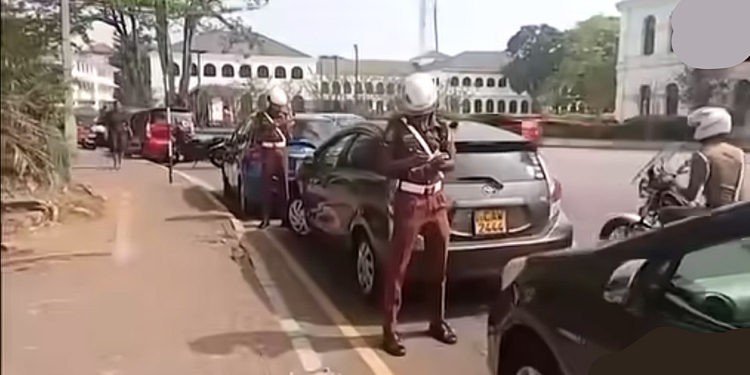 මේ නීතිය හොඳයි! හැබැයි පොලිසියේ මහත්වරුනි දවල් 1.30ට කොළඹ ලොකු ලොකු අයගෙ ළමයි යන පාසල් ඉස්සරහා ලොකු ජාත්‍යන්තර පාසල් ඉස්සරහා ලේන් 2-3 අල්ලගෙන වාහන නවත්තනකොටත් මේ නීතියම ක්‍රියාත්මක කරන්න! අපි අවදියෙන් ඉන්නවා! VIDEO I Sri Lanka Latest News