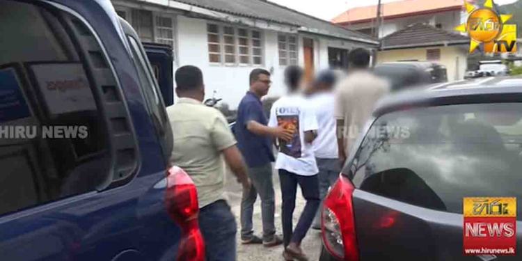 පොඩි කොල්ලෙක්ව දණගස්සලා කම්මුල් පාරවල් ගහපු සිඟිති පාතාලේ තුන්දෙනා පොලිස් ජිප් එකේ කුදලගෙන ආවෙ මෙහෙමයි! VIDEO I Sri Lanka Latest News