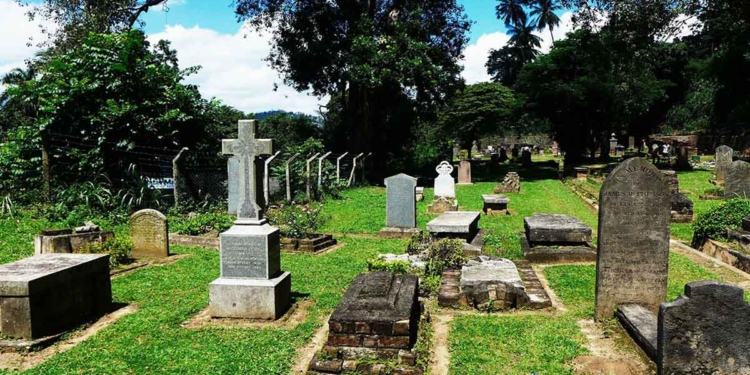 බලෙන් රිංගලා අමාරුවේ වැටුණු සුද්දෝ සදාකාලිකව නිදන තැන! Sri Lanka Latest News