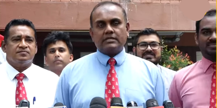 අමතර රාජකාරී දීමනා අඩු කරලා! නිවාඩු දින දීමනා අඩු කරලා! හිතුමතේ මෙහෙම කළේ ඇයි? රජයේ දොස්තරවරු හදිසියේ රැස්වී ඒකමතික තීන්දුවක් ගනී! ලොකු සටනක් අතළඟ? VIDEO I Sri Lanka Latest News