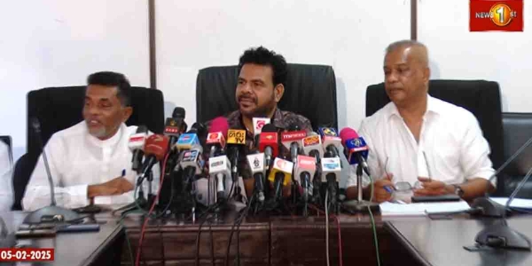 සහතික වී මිල කියපු මාධ්ය හමුවේ අලි කචල් එකක්! ලාල්කාන්ත ඇතුළු ආණ්ඩුවේ ඇමැතිවරු මාධ්යවේදීන්ගේ ඇඟට ගොඩවෙයි! ‘මේ අපිට කතන්දර එපා! අපි ඔබතුමාට මාධ්යකරණය උගන්වන්නෙ නෑ වගේම අපිට වී මිල තීරණය කරන හැටි උගන්වන්න එන්නත් එපා! අපි දැන් නිශ්චිතව උත්තර ටික කිව්වනේ..! එහෙම වුණොත් මෙහෙම වුණොත් කියන්න එන්න එපා! එහෙම වුණොත් ඒකත් බලමු! VIDEO I Sri Lanka Latest News