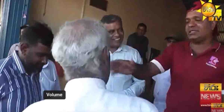 ආණ්ඩුවේ ඇමැතිවරුන්ට එළියට බහින්න බැරි තත්ත්වයක්ද එන්න යන්නේ? මිරිස්සේ ධීවර වරායට ගිය නියෝජ්‍ය ඇමැතිට එදා කියපු විදිහට ඩීසල් 100ට දෙන්න කිව්වා! දැන් කැප්පෙටිපොළ ආර්ථික මධ්‍යස්ථානයට ගිය නියෝජ්‍ය ඇමැතිගෙන් ගොවියෙක් ‘කංචන ගහනවා කියපු 60 අඩු කරන්න බැරිද’ කියා මූණටම අහයි! බලන්නකො සංවාදෙ සැරටම යනවා! VIDEO I Sri Lanka Latest News