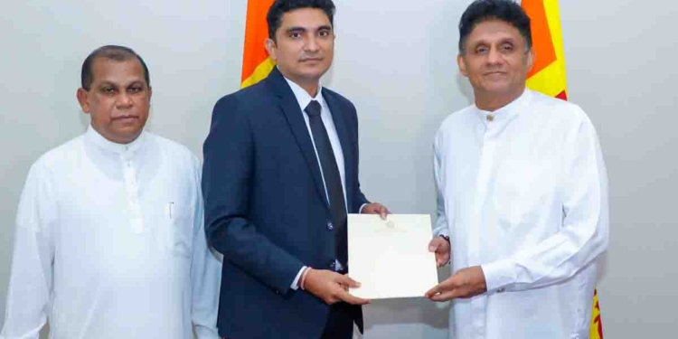 සජබ නායක සජිත්ගෙන් හොඳ තීන්දුවක්! අලුතෙන්ම පාර්ලිමේන්තුවට ආපු.. පැහැදිලි නායකත්ව ලක්ෂණ පෙන්වන.. කවුරුත් කැමැති ප්රසාද් සිරිවර්ධන විපක්ෂනායක මාධ්ය ප්රකාශක තනතුරට! I Sri Lanka Latest News