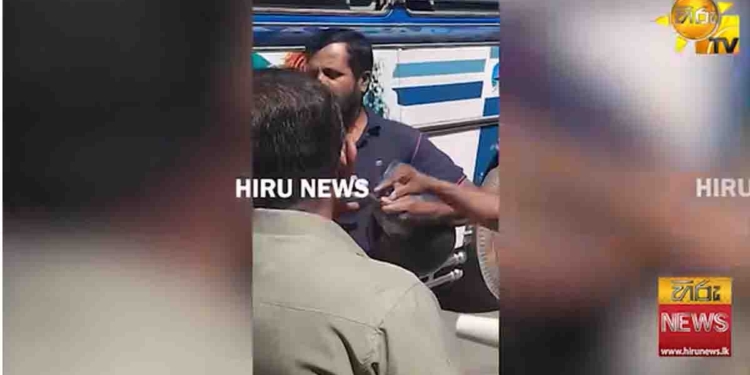 මිනිස්සුන්ගේ සාමකාමී උද්ඝෝෂණයකට බාධා කරන්න ආපු මැරයන්ටද මොක්කුන්ටද මන්දා මිනිස්සු එලවලාම දායි! වීඩියෝ එක බලනකොට තේරෙයි! VIDEO I Sri Lanka Latest News