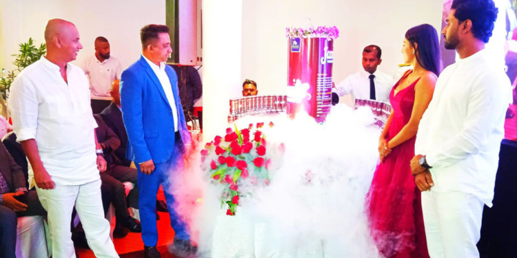 ‘ලියා තබමි නුඹේ නම මගේ හද මැදින්…’ ගීතය නව පරපුරේ ගායක සදීෂාන්ගේ මියුරු හඬින් 2025.02.14 පෙම්වතුන්ගේ දිනයේදී ගල්කිස්ස මහ හෝටලයේදී එළිදක්වන ලදී! Sri Lanka Latest News