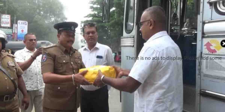 මෙන්න නියම වැඩක්! හොරණ-මහනුවර බස් එකේ යන හැමෝටම පැය තුනහමාරක් ටකරම් සිංදු අහනවා වෙනුවට නිදහසේ පොතක් කියවන්න දෙයි! I Sri Lanka Latest News