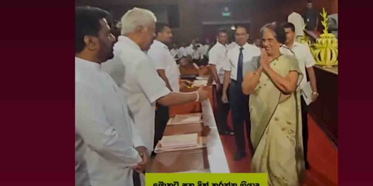 අත දික්කරනවා.. අත දෙන්නෙ නෑ..! ආචාර කරනවා.. ආචාර කරන්නේ නෑ! අනේ අපේ නායකයෝ…! VIDEO I Sri Lanka Latest News