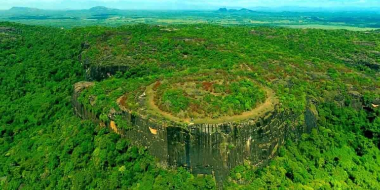 පොලොන්නරුවේ නිවාස නියෝජ්‍ය ඇමැතිට පොලොන්නරුවේ දානිගලයි මාතලේ දහයියාගලයි පැටලෙයි! පිටසක්වල ජීවීන් එන දහයියාගල කන්ද සංචාරක ගමනාන්තයක් කරනවලු! VIDEO I Sri Lanka Latest News