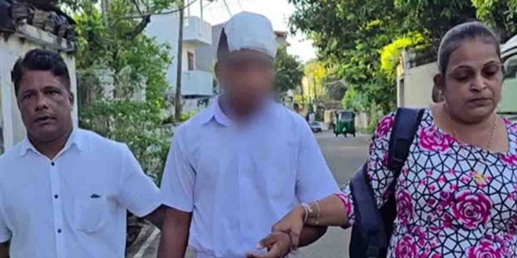 නීතිය හරියට ක්‍රියාත්මක වෙන්නෙ නෑ කියලා පේන්න ගත්තාම ලොකු එවුන් විතරක් නෙමෙයි පොඩි එවුනුත් චණ්ඩි වෙන්න හදනවා! ළමයි පිරිසක් එක ළමයෙක්ට දණගස්සලා ගැහුවා! නුගේගොඩ සිසුන් ටිකක් තවත් සිසුන් පිරිසකට පහර දුන්නා! දැන් ගාල්ලේ O/L සිසුවකුට ඉස්කෝලෙම සිසුන් පිරිසක් වටකරගෙන ගහලා! දවස් 6ක් දැඩි සත්කාරයේ ඉඳලා ඇවිත් විභාගයත් ලියන්න ගිහින්! I Sri Lanka Latest News