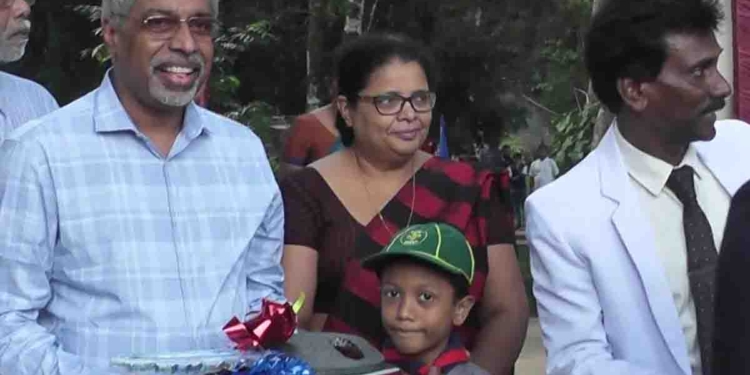 සජිත් ප්රේමදාස දුප්පත් පාසල්වල දරුවන්ට කොම්පියුටර්-බස් රථ දෙන්න යනකොට නැවැත්තුවා! දේශපාලඥයෝ පාසල්වල උත්සවවලට යන්නේ නෑ කිව්වා! කෝ නීතිය? මෙන්න මහනුවර ආණ්ඩුකාරවරු.. මාලිමා මන්ත්රීලා ඉස්කෝල ඇතුළේ බරටම වැඩ! VIDEO & PHOTOS I Sri Lanka Latest News