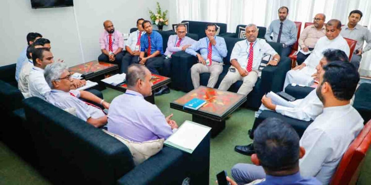 ආණ්ඩුව එක්ක කතා කළාට තාම උත්තරයක් නෑ! රජයේ වෛද්‍යවරු සජිත් එක්ක කතා කරන්න පාර්ලිමේන්තුවටම එයි! VIDEO & PHOTOS I Sri Lanka Latest News