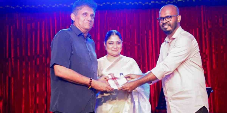 හසිතගේ ‘දිනූ මිනිසෙකුට සෙවනැල්ලක්ව’ පොත එළිදක්වීමේ උත්සවයට සජිත් සිය බිරිය ජලනිවත් පෙරටු කොටගෙන එයි! VIDEO & PHOTOS I Sri Lanka Latest News