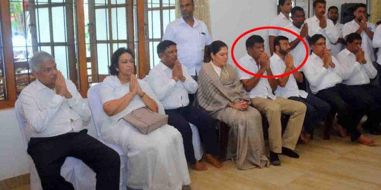 ඡන්ද කට මුල තියා රනිල් එක්ක ජෝඩු දාලා ගිය ගම්පහ සජබ මන්ත්රී කාවින්ද ජයවර්ධනට එරෙහිව ගම්පහ සංවිධායකවරු කැරැල්ලක් ගහයි! රනිල් එක්ක ඩීල් දාන මන්ත්රීවරු අපිට එපා! වහාම සජබෙන් පන්නන්න! අලුත් සංවිධායකවරයෙක් මීගමුවට දාන්න! VIDEO I Sri Lanka Latest News