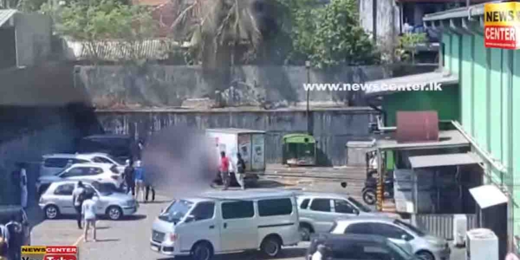 ලොකු එවුන්ගේ පාතාලය පොඩි එවුන්ටත් බෝවෙලා වගේ! නුගේගොඩ පාසලක සිසුන් දෙදෙනෙකුට තවත් සිසුන් පිරිසක් හොඳටම ගහලා! බරපතළ තුවාල ලැබූ සිසුන් දෙදෙනා ජ’පුර රෝහලේ නවත්තලා! VIDEO I Sri Lanka Latest News
