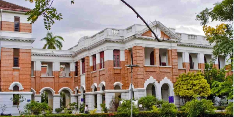 කොළඹ රාජකීය විදුහලේ සිසුන් පිරිසක් ශුද්ධ වූ කුරුසිය අවභාවිත කරලා.. හාස්‍යයට ලක්කරලා.. අගෞරවයට පත් කරලා..! ජාතික හා කතෝලික අධ්‍යාපන අධ්‍යක්ෂ පියතුමාගෙන් රෝයල් විදුහල්පතිට ලිපියක්! I Sri Lanka Latest News
