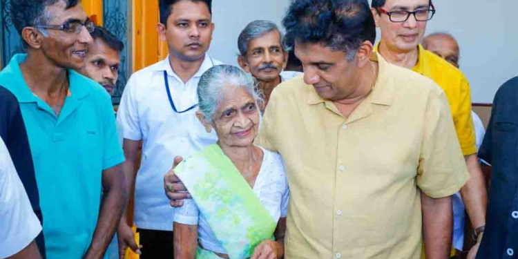 අවුරුදු 76ක් මේ රට විනාශ කළා කියලා මාලිමාව මිනිස්සුන්ගෙ ඔළුවට දාපු බොරුව එක උදාහරණයකින් සජිත් අරණායකදී බොරු කර පෙන්වයි! බොරු නම් කියවලා බලන්න! VIDEO & PHOTOS I Sri Lanka Latest News