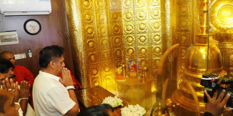 සජිත් අටමස්ථානයම වැඳ පුදා ගනී! ආණ්ඩුවේ බදු ගැහිල්ල.. පාතාලයේ වෙඩි තියාගැනිල්ල.. විපක්ෂයේ නැගිටීම ගැන නාහිමිවරුන් දැනුවත් කරයි! VIDEO & PHOTOS I Sri Lanka Latest News