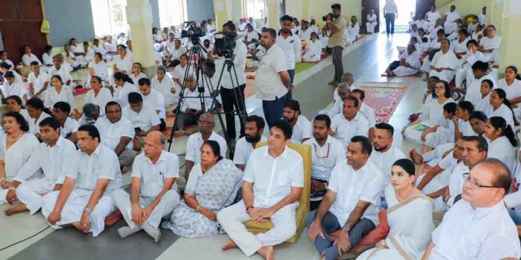 පෝය දවසෙත් සමහරු දේශපාලනය කරද්දී විපක්ෂනායක කාර්යාලය සංවිධාන කරන දහම් දේශනාව අහන්න සජිත් බෙල්ලන්විල රජමහා විහාරයට යයි! VIDEO & PHOTOS I Sri Lanka Latest News