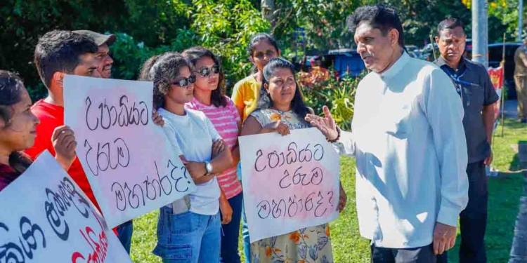 27/2 යටතේ විපක්ෂනායකට ප්රශ්න අහන්න තහංචි දාලා කියලා වාර්තා වෙද්දී සජිත් මිනිස්සුන්ගේ ප්රශ්න තියෙන තියෙන තැන් ළඟටම ගිහින් කතාකරන්න පටන් ගනී! ආණ්ඩුවට සහාය දුන් රැකියා විරහිත උපාධිධාරීන් මහපාරේ උද්ඝෝෂණ කරන තැනට සජිත් යයි! VIDEO & PHOTOS I Sri Lanka Latest News