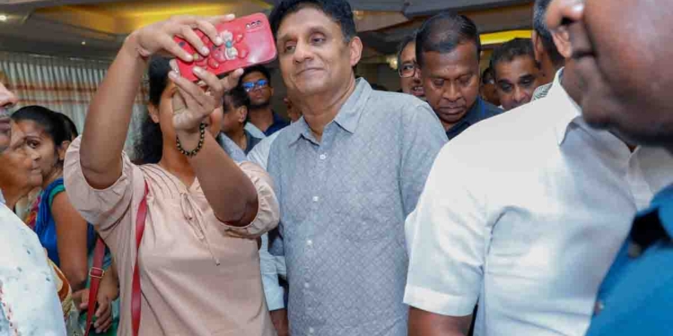 අයවැය අස්සේ ආණ්ඩුව නියම ඩීල් ටිකක් දාලා! විපක්ෂයේ අයටත් මුදල් දීලා! මේවා තමයි නියම දේශපාලන පගා! සජිත් කොළඹ පුංචි ඡන්ද අපේක්ෂකයන් හමුවෙයි! VIDEO & PHOTOS I Sri Lanka Latest News