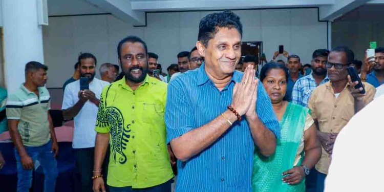 මාලිමාව විපක්ෂයේ ඉන්න කොට කියපු  කියවිල්ලයි ආණ්ඩුවට ඇවිත් කරන කෙරුවාවයි අතර තියෙන අහසට පොළොව පරස්පරය සජිත් පුත්තලමේදී පෙන්වා දෙයි! හරියට දවල් මිගෙල් රෑ දනියෙල් වගේ! VIDEO & PHOTOS I Sri Lanka Latest News