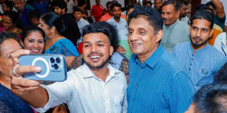 සජිත්-මහින්ද-රනිල් එකතු වෙනවා කියලා බංකොලොත් දේශපාලන පක්ෂ පට්ටපල් බොරු නිව්ස් ගහනවා! අපිට කා එක්කවත් එකතුවෙන්න ඕන නෑ! පුංචි ඡන්දෙදි සජබය විශිෂ්ට ජයක් ලබනවා! සජිත් කුරුණෑගලට එයි! VIDEO & PHOTOS I Sri Lanka Latest News