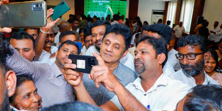 කිව්වෙ නම් බංකුවක් අරන් එන්න ජාතික ආරක්ෂාව ගැන ටියුෂන් දෙන්නම් කියලා! දැන් උසාවි කූඩුව ඇතුළෙ වෙඩි තියලා මරනවා! තුවක්කුව ගෙනාපු සැකකාරිය අද වනතුරු හොයාගන්න බැරිවෙලා! දෙවුන්දර දේවාලය ඉදිරිපිට දෙන්නෙක් වෙඩිතියලා මැරුවා! මිනීමරු කල්ලි හැම තැනම! දැන් කෝ ජනතාවට ආරක්ෂාවක්? VIDEO & PHOTOS I Sri Lanka Latest News
