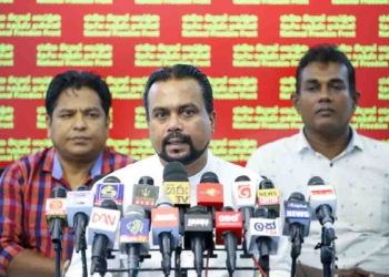 ජනාධිපති අනුර කියනවා අපේ හමුදා රාජ්‍යයට පක්ෂපාතී නැති ‘වෘත්තීයමය නොවන’ හමුදාවක් කියලා! ජිනීවා මානව හිමිකම් කොමිසමටත් මේ චෝදනාවම ඇවිත් තියෙනවා! ඇස්- ඉස්-මස්-ලේ දන් දී රට රැකගත් හමුදාවක් වෘත්තීමය හමුදාවක් නොවන්නෙ කොහොමද? ආරක්ෂක හමුදාවට ගහන්න පුළුවන් ලොකුම ගැහිල්ල අනුර ගැහුවා! දැන් හමුදාවට දෙන මස් කෑල්ලත් කපලා වෙජිටේරියන්! අනුර දැන් හමුදාවෙන් පළිගන්නවා! දේශපාලන මණ්ඩලයේ අනුර කියපු රහසකුත් පළමුවරට හෙළිකරමින් විමල්ගෙන් ප්‍රබල ප්‍රහාරයක්! VIDEO I Sri Lanka Latest News
