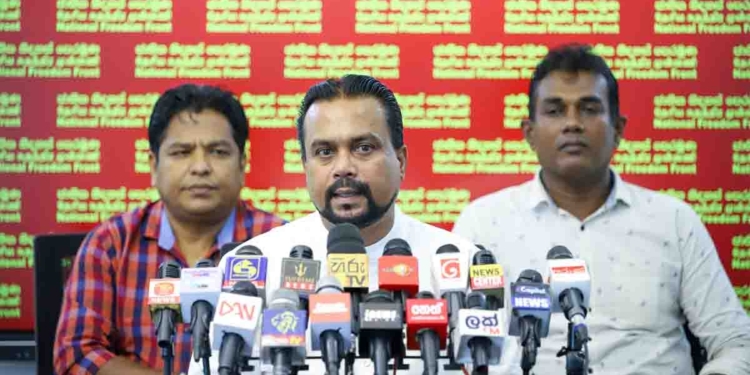 ජනාධිපති අනුර කියනවා අපේ හමුදා රාජ්‍යයට පක්ෂපාතී නැති ‘වෘත්තීයමය නොවන’ හමුදාවක් කියලා! ජිනීවා මානව හිමිකම් කොමිසමටත් මේ චෝදනාවම ඇවිත් තියෙනවා! ඇස්- ඉස්-මස්-ලේ දන් දී රට රැකගත් හමුදාවක් වෘත්තීමය හමුදාවක් නොවන්නෙ කොහොමද? ආරක්ෂක හමුදාවට ගහන්න පුළුවන් ලොකුම ගැහිල්ල අනුර ගැහුවා! දැන් හමුදාවට දෙන මස් කෑල්ලත් කපලා වෙජිටේරියන්! අනුර දැන් හමුදාවෙන් පළිගන්නවා! දේශපාලන මණ්ඩලයේ අනුර කියපු රහසකුත් පළමුවරට හෙළිකරමින් විමල්ගෙන් ප්‍රබල ප්‍රහාරයක්! VIDEO I Sri Lanka Latest News
