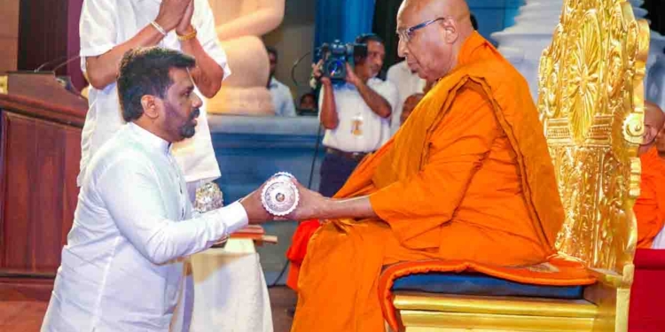 අමරපුර මහා නිකායේ අභිනව උත්තරීතර මහානායක ධුරයෙන් පිදුම් ලද පූජ්ය කරගොඩ උයන්ගොඩ මෛත්රීමූර්ති නාහිමිපාණන් වෙත අනුර සන්නස්පත්ර පිළිගන්වයි! PHOTOS I Sri Lanka Latest News
