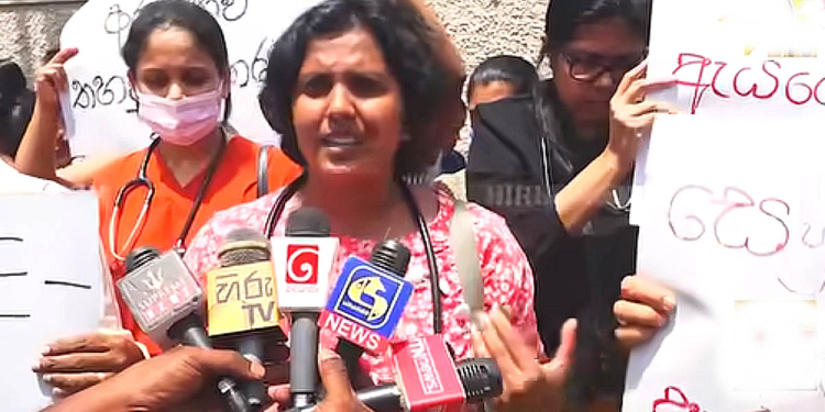 අපි අනාරක්ෂිතයි! පැය 24ම වැඩකරන කෝ අපිට ආරක්ෂාවක්? පාරට බැහැපු වෛද්‍යවරියො ආණ්ඩුවෙන් අහපු ප්‍රශ්නය! VIDEO I Sri Lanka Latest News