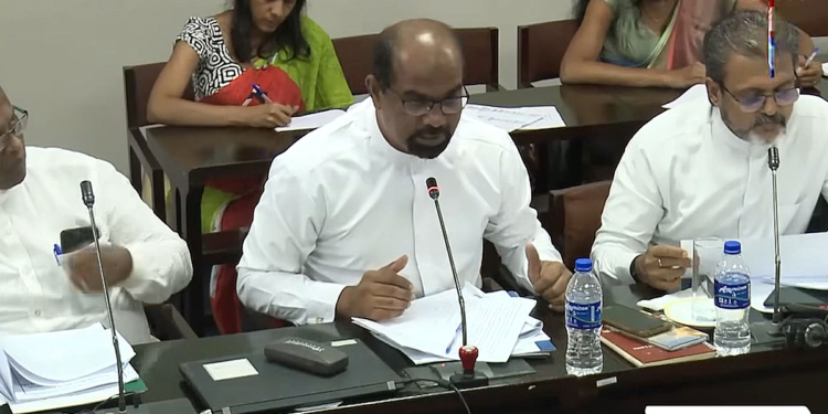 මුළු කොළඹම එක මොහොතේ කළුවර කරන්න පුළුවන් ස්විච් පාලනය කොළඹ නගර සභාවෙන් දීලා තියෙන්නේ පුද්ගලික කොම්පැනියකට! මුළු කොළඹම කළුවර කරනවා කියලා තර්ජනයත් කරලා! මෙන්න දැනගන්න කොළඹ නගර සභාවේ වැඩ! මේ පොඩ්ඩයි තව ලොකු ඒවා තියෙනවා! VIDEO I Sri Lanka Latest News
