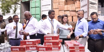 රේගු භාරයට ගත් රු. බිලියන 1.2ක නීති විරෝධී විදේශීය දුම්වැටි තොගයක් විනාශ කරයි! PHOTOS I Sri Lanka Latest News