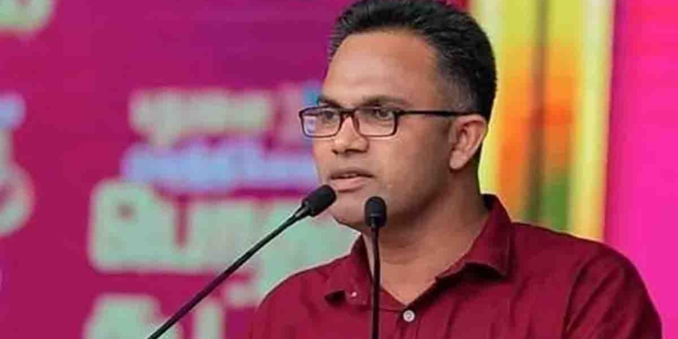 මෙන්න මාලිමා ආණ්ඩුවේ හොරු අල්ලන අලුත්ම විදිහ මාලිමා මන්ත්‍රී ප්‍රසිද්ධියේම හෙළිකරනවා! හිරේට යන ලිස්ට් එක හරියට හදාගන්න ඕන නම් පාර්ලිමේන්තුවේ වැඩියෙන්ම කෑ ගහන ලිස්ට් එක හදාගන්න! එකායි.. දෙකායි.. තුනායි කියලා! විපක්ෂයේ වැඩියෙන්ම කෑගහන අය ඒ ලිස්ට් එකට අනුවයි ඇතුළට යන්නේ!  VIDEO I Sri Lanka Latest News