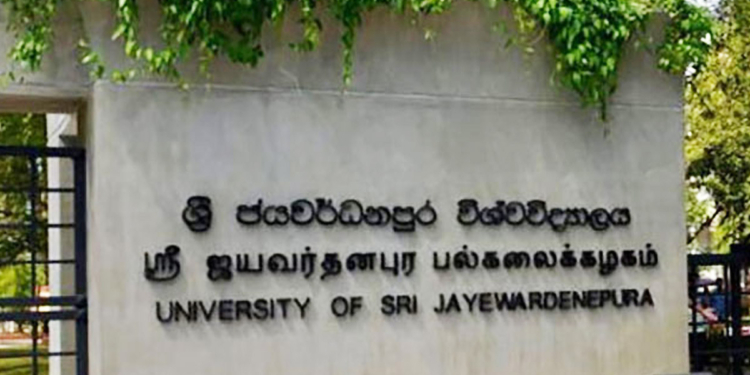 ආණ්ඩුව හිතුවක්කාරයි! මුරණ්ඩුයි! මෙහෙම ආණ්ඩුවකට යන්න බෑ! විශ්වවිද්‍යාල ආචාර්යවරු ආණ්ඩුවට එරෙහිව පාරට බහින්න ලෑස්ති වෙයි! අපිත් එක්ක හරිනි ඒ කාලෙ පාරට බැහැලා සටන් කළා! එයාටවත් මේක තේරෙන්නෙ නැද්ද? VIDEO I Sri Lanka Latest News